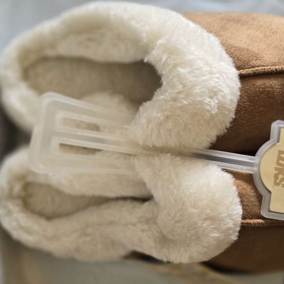 Muk Luks Tan and White Cozy Slippers Size 11-12 - Picture 4 of 7